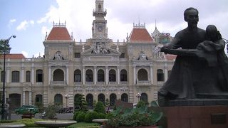 ビンコムセンターとパークソンの間の通り★