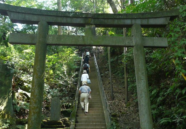 階段を上って弁天堂へ