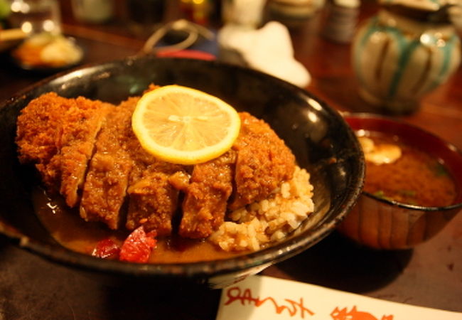 レトロな民芸調の店内