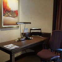 引き出しに文房具などが準備されているデスク