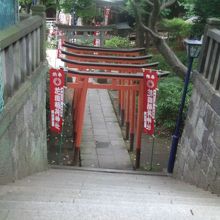 下りた所に花園神社の提灯が見えます