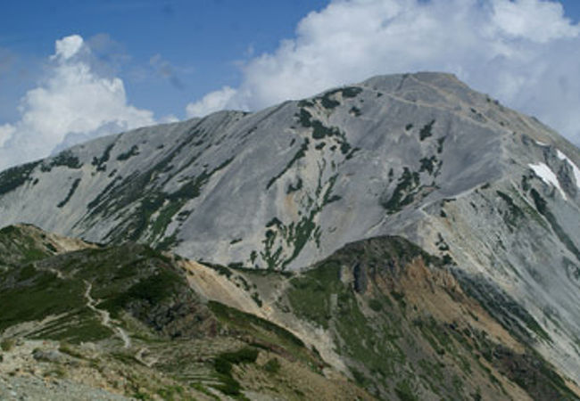 白い岩の多い山頂