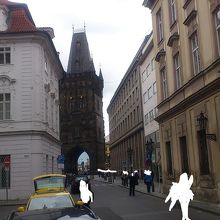 奥にある黒い建物です。