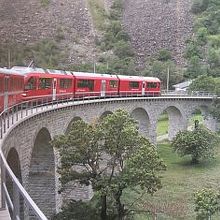 赤い電車と橋がすてきです！