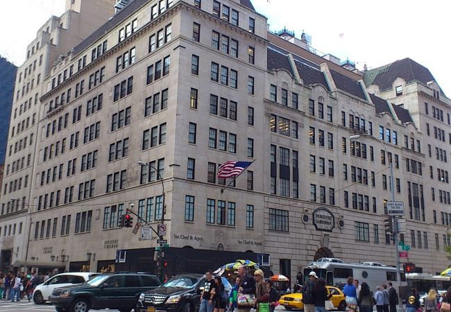 女性のあこがれ宝石店