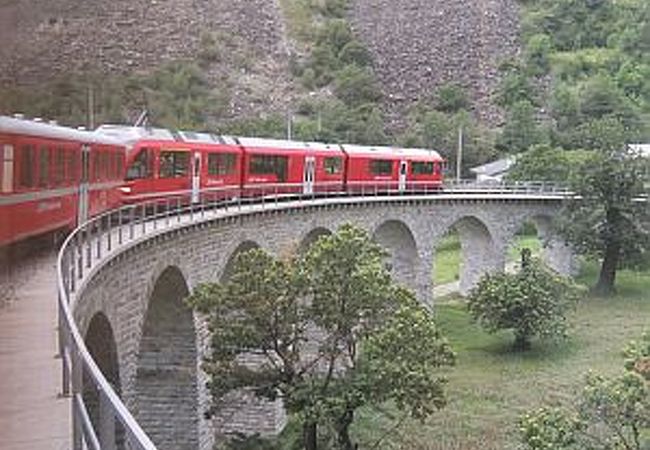 赤い電車と橋がすてきです！