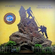 登頂の様子を表した彫像