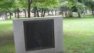 近くに「七大戦茲に始まる」の碑がある