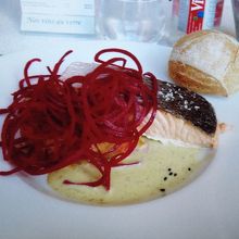 サーモンの下にポテトとニンジンが隠れてます。