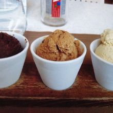 チョコとキャラメル、アーモンドのアイス。一人では多いかも。