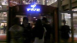 若い人向けのファッションビル