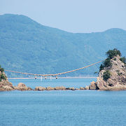 海上に渡された長いしめ縄