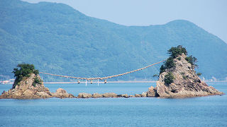 海上に渡された長いしめ縄