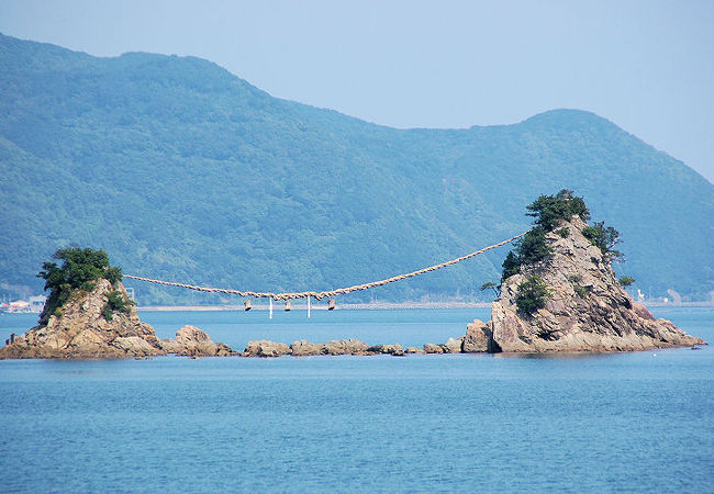 海上に渡された長いしめ縄