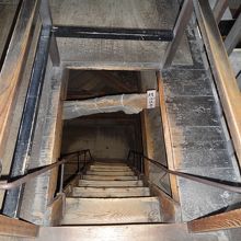 ２層目階上からみた階段。どれだけ急角度かわかるでしょうか。。