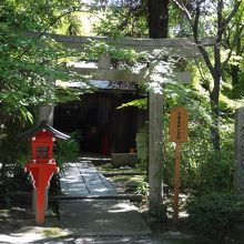 くぐって右手に、木曽義仲公の首塚があります。