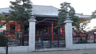 小学校が隣という、街中に忽然と現れるお寺です。