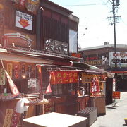 豊川稲荷の門前にある「おきつねバーガー」の店