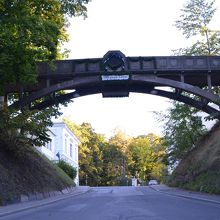 悪魔の橋、この奥にはパルクホテルがあるん