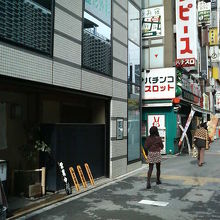 新橋駅前で、値段の高そうな感じの店です。