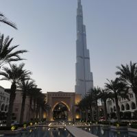 ザ・パラスのエントランスを突っ切ってスーク・アル・バハールへ