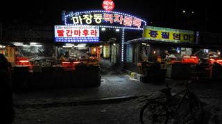 生々しい畜産物市場のディープな焼き肉屋