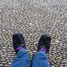 特徴的な石畳、玉砂利軍団！