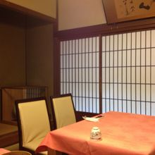 お座敷以外にテーブル席もあります