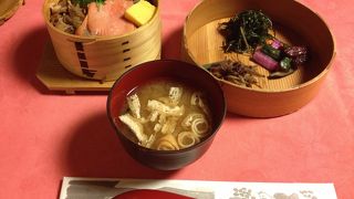 山菜、カニ、鮭など海と山の幸が調和している輪箱飯