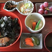 足摺かつおめし丼定食。なまり節厚めスライスたっぷり甘めかな