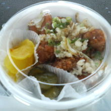 シンプルなのにお得感十分な「トリ焼き飯弁当」です。