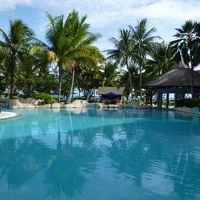 プール。その先に海。