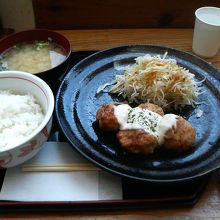 タルタルたっぷりのチキン南蛮定食です。