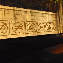 窓に面白いステッカーが張ってあるタクシーも　何種類かあります