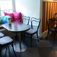 ビストロの奥には、外の光が入る明るいテーブル席もあります。