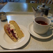 ヴィクトリアスポンジケーキと紅茶。