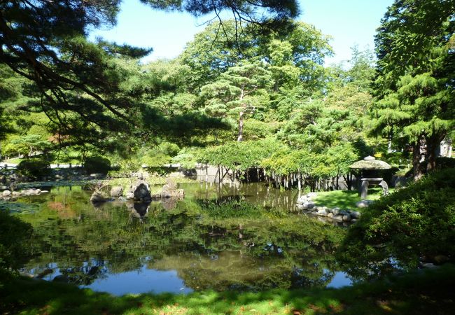 公園奥には池のある風景も。