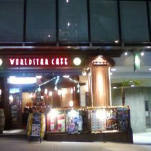 ちょっと派手な外観です。