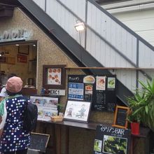 この階段を登るとテーブルがある。屋外だけど。