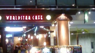 ちょっと静かな坂にあります。