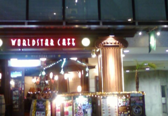 ちょっと静かな坂にあります。