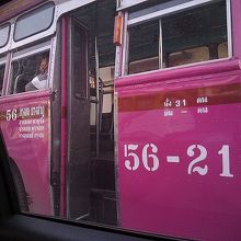 エアコンなしのバスは、ドアも開きっぱなしで走行