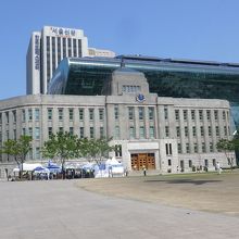 市庁舎と図書館が見えます