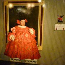 壁から抜け出ているように見えます。