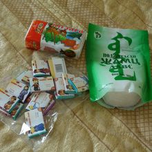 デパートで買ったビスケット（左上）と岩塩（右上）