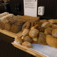 朝食ビュッフェのフィンランドパン。豊富な種類に迷ってしまう。