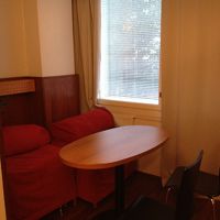 ホコリっぽい赤のソファ二つ。これを伸ばすと簡易ベッドができる