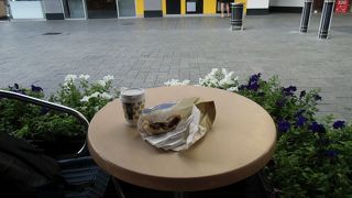 朝食にミートパイとカフェラテ