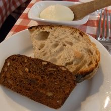 パンは２種類。北欧のパンはレベル高し！