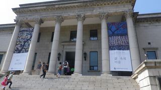 近代的な石造殿の美術館があります